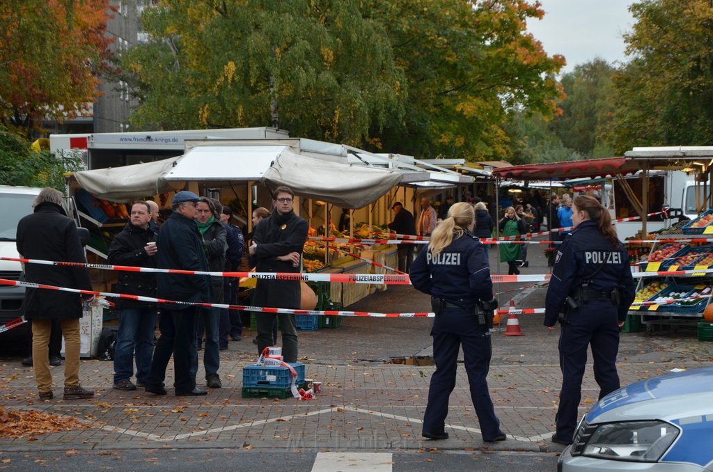 Attentat auf Fr Reker Koeln Braunsfeld Aachenerstr Wochenmarkt P23.JPG - Miklos Laubert